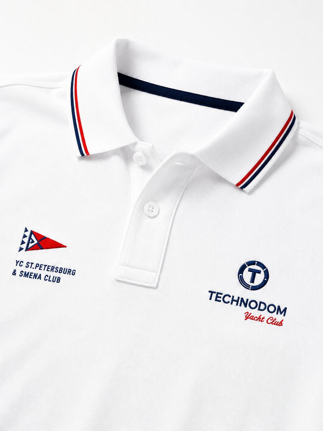 Вышивка и воротник белого поло TECHNODOM